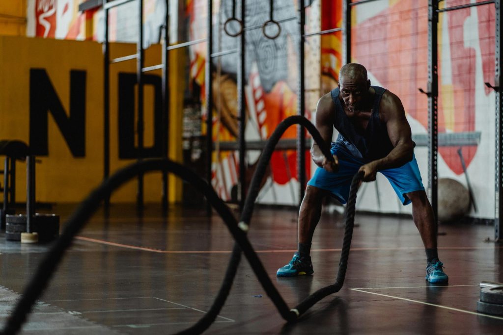 Hombre alcanzando los beneficios del cardio HIIT