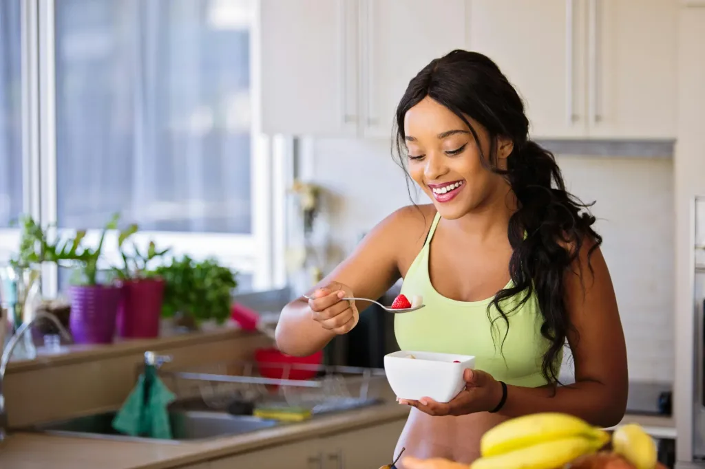 Transforma tu vida en 30 dias - mujer comiendo saludable
