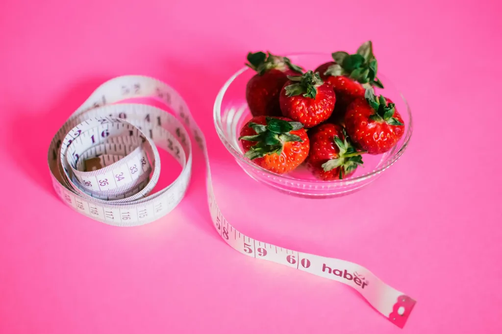 Cuantas calorias necesita una persona al dia - Fresas sobre la mesa