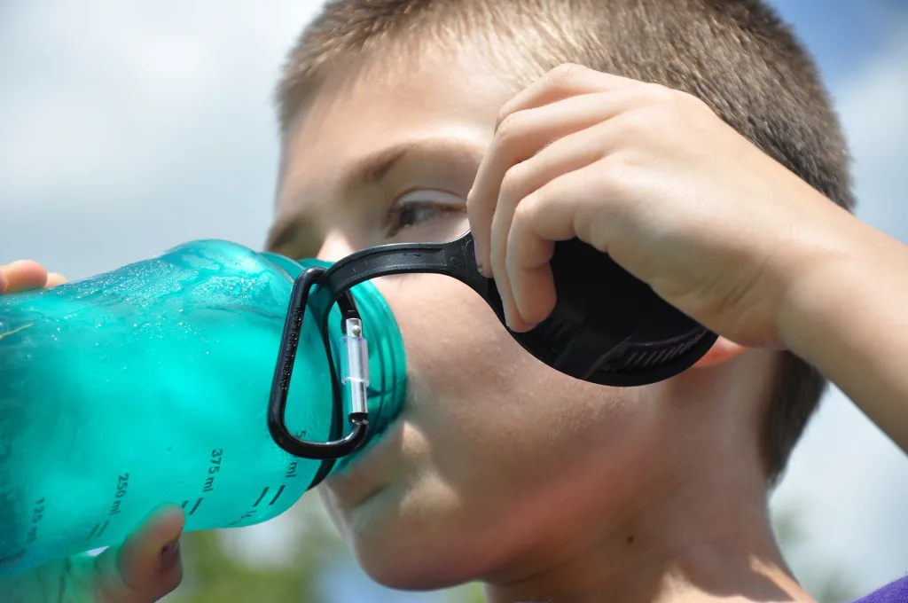 Más sudor significa mejor entrenamiento - Niño hidratándose