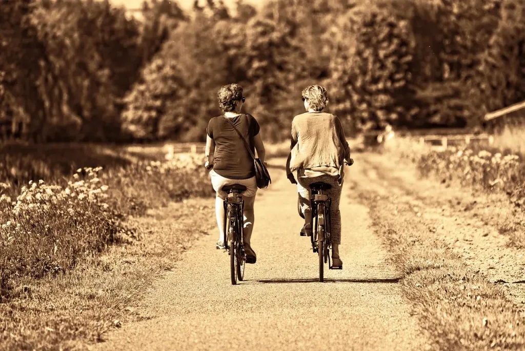 Dos adultos mayores montando bicicleta