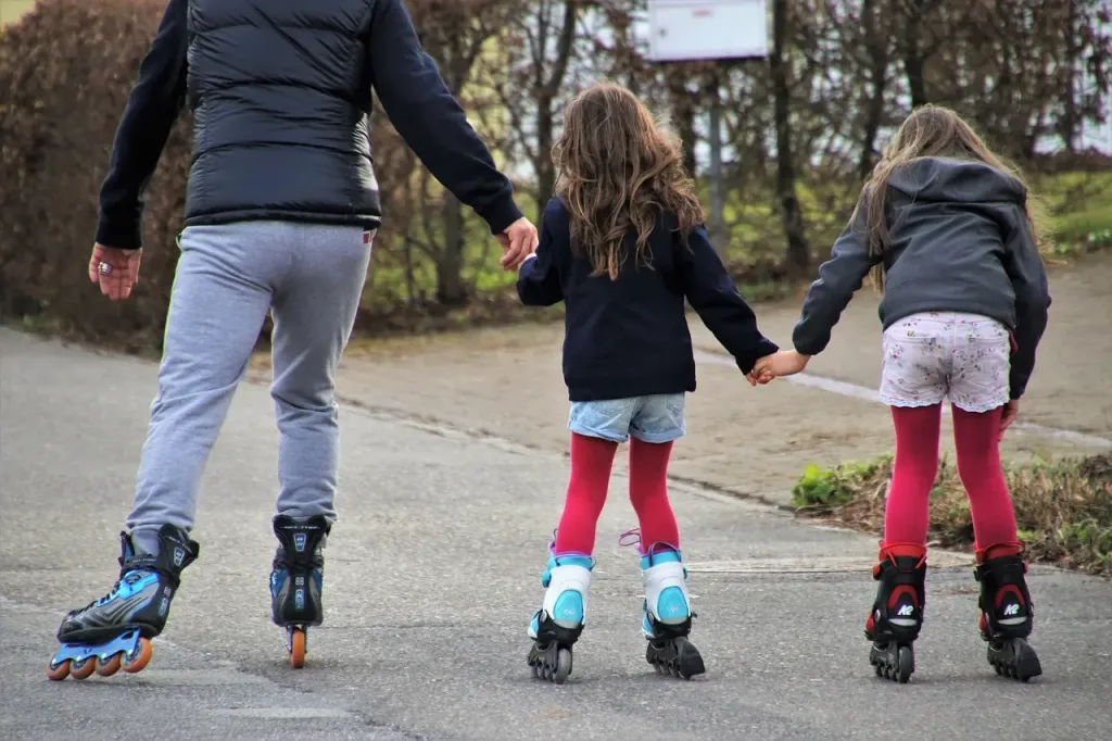 qué es el NEAT - hombre jugando con sus hijas