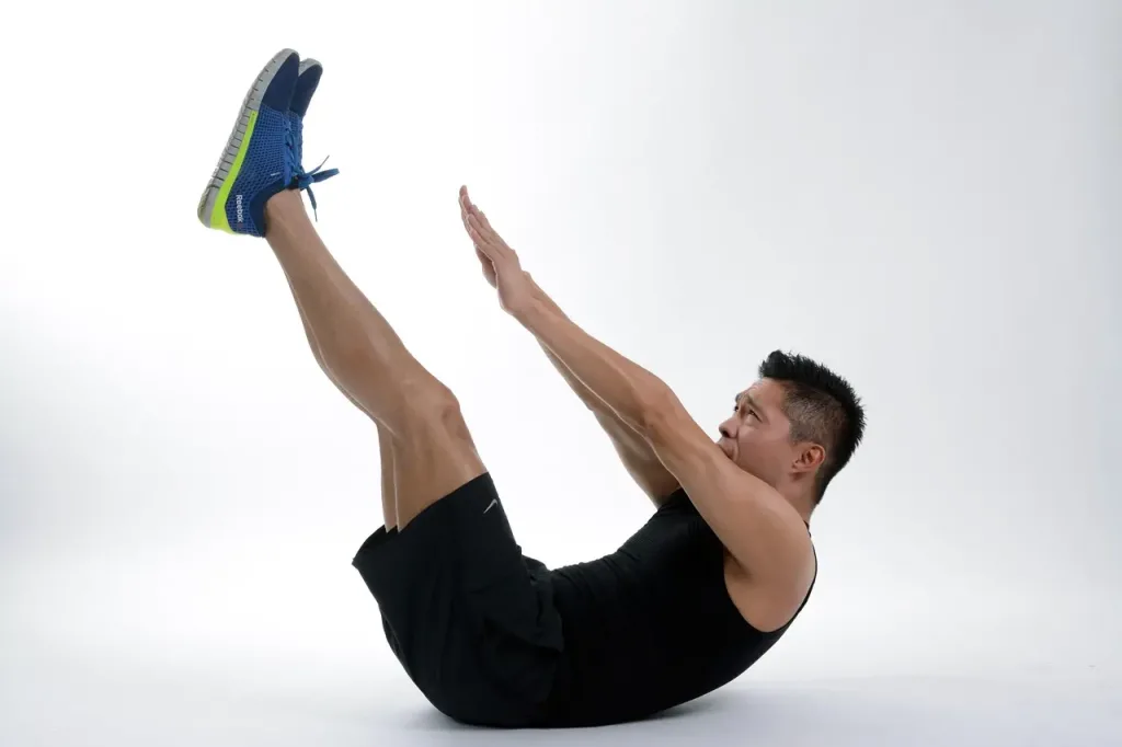qué es pilates - hombre haciendo abdominales