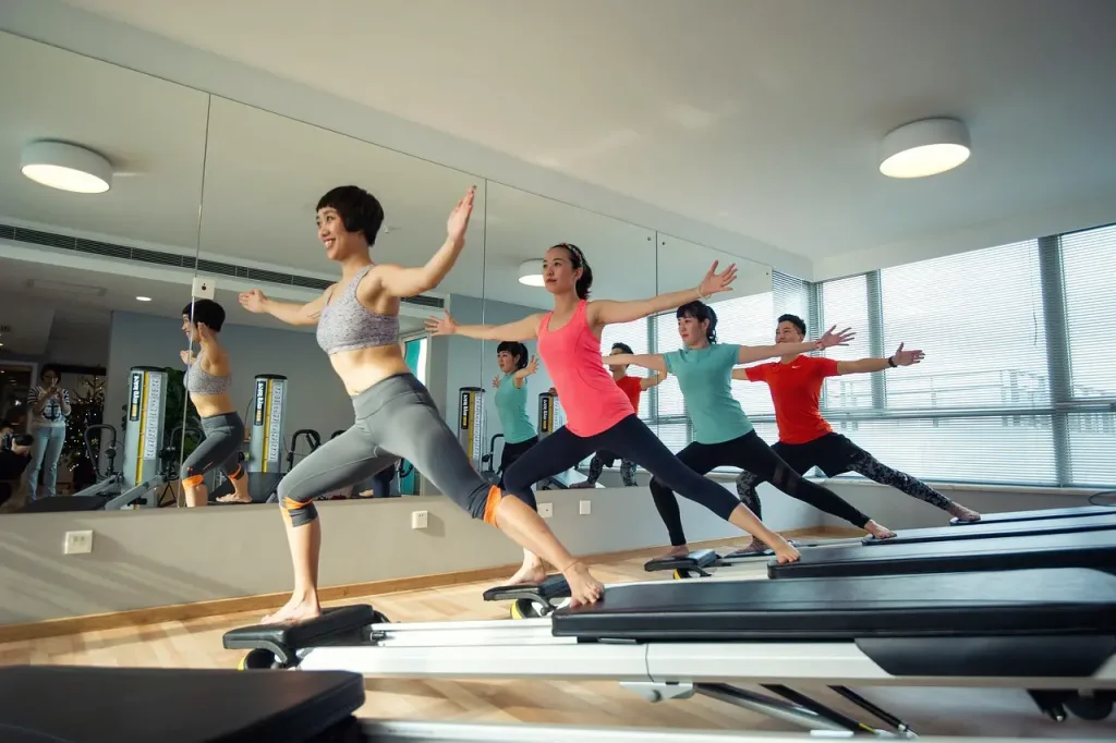 qué es pilates - haciendo pilates en grupo
