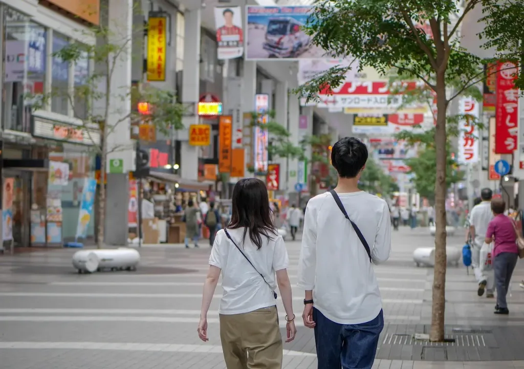 hombre y mujer caminando