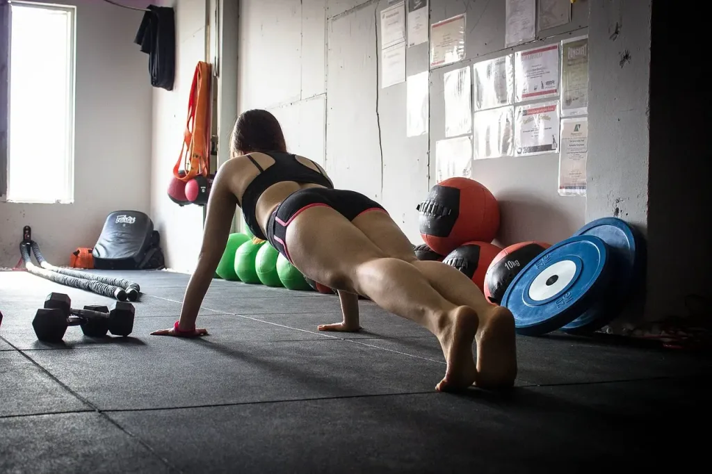 Mujer haciendo plancha