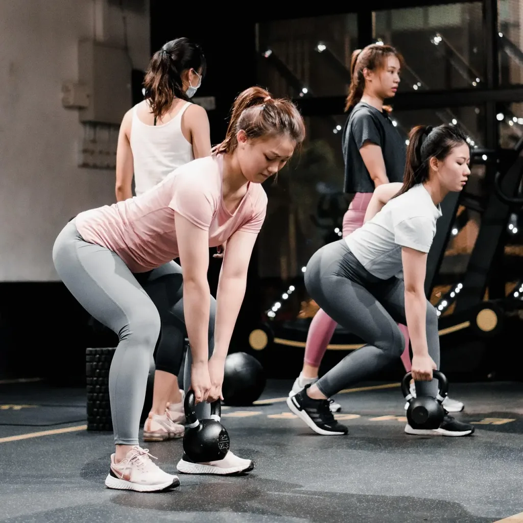 Grupo de mujeres en el gimnasio